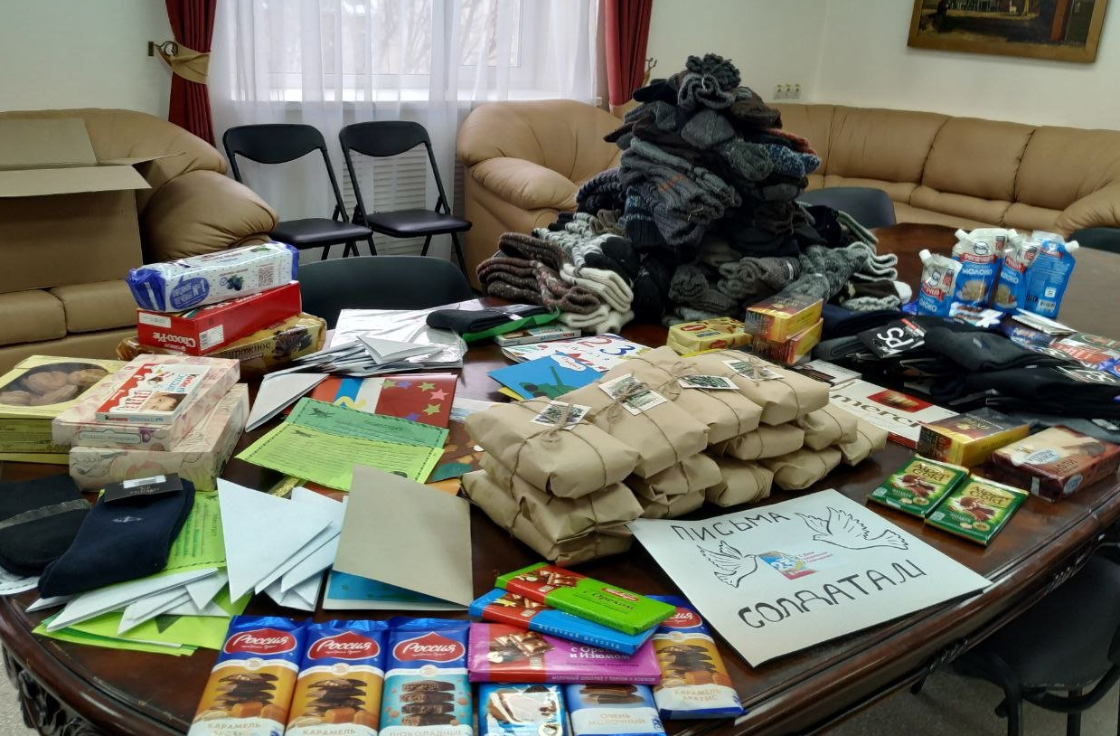 Теплые носки, письма и детские рисунки: волонтеры из Можайска поздравили бойцов СВО с наступающим Днем защитника Отечества