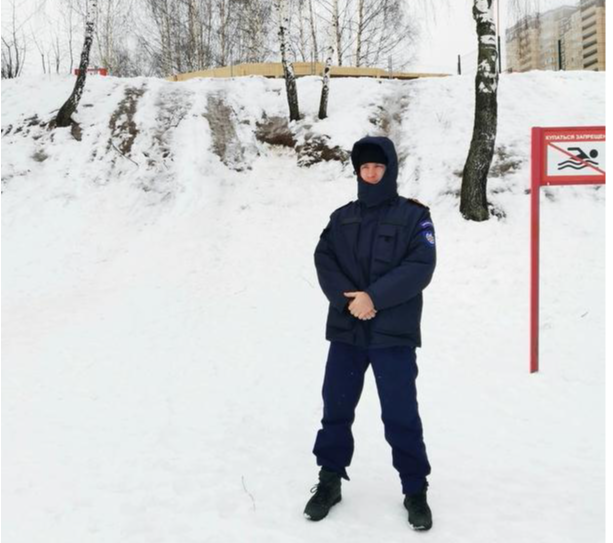 Спасатели патрулируют снежные горки в Долгопрудном