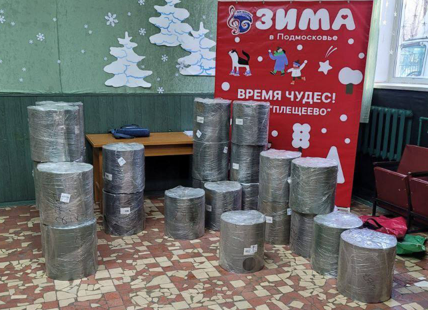 Мастерицам по плетению маскировочных сетей передали свыше 500 метров ткани