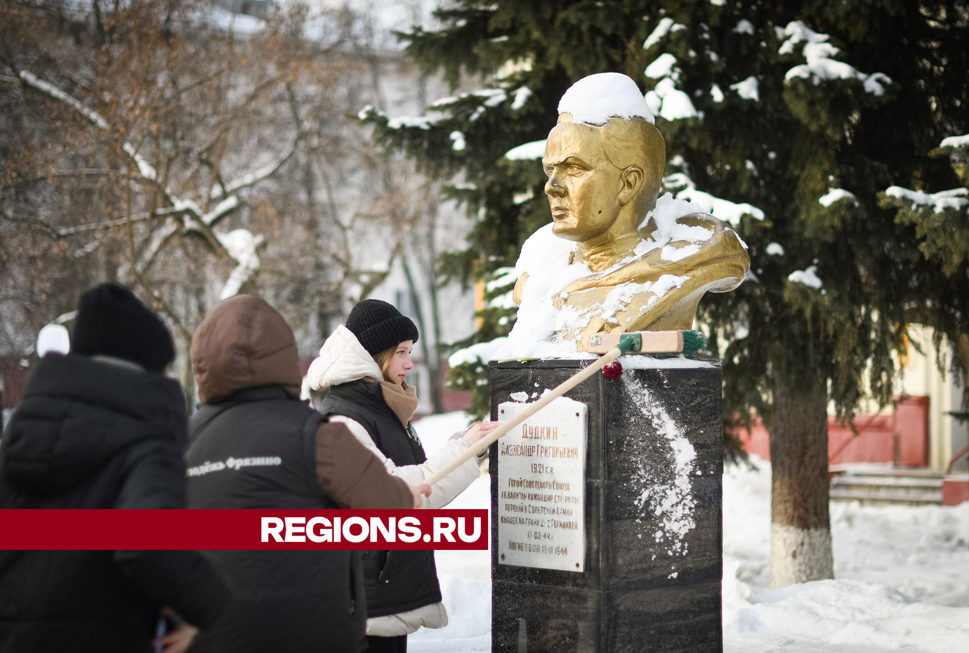 Фрязинские волонтеры привели в порядок памятники героям Великой Отечественной войны