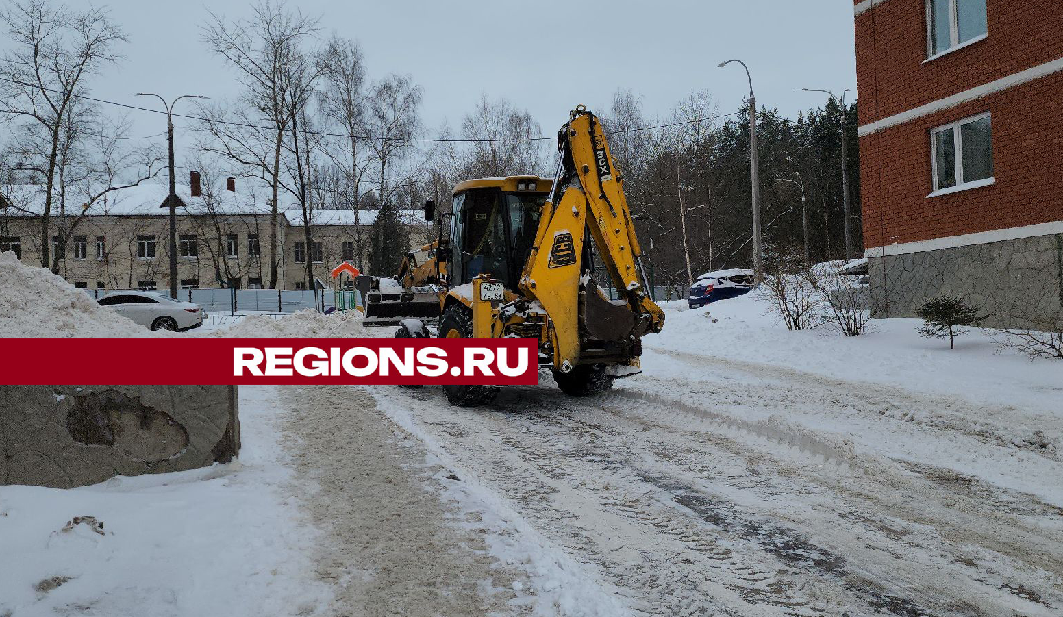 В Климовске на Больничном проезде убрали снег с дороги