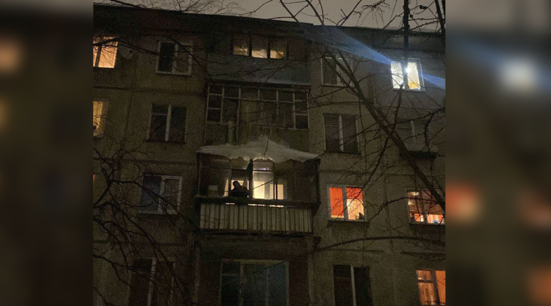 Свисающую на три этажа ледяную глыбу удалили с фасада дома в Пушкино