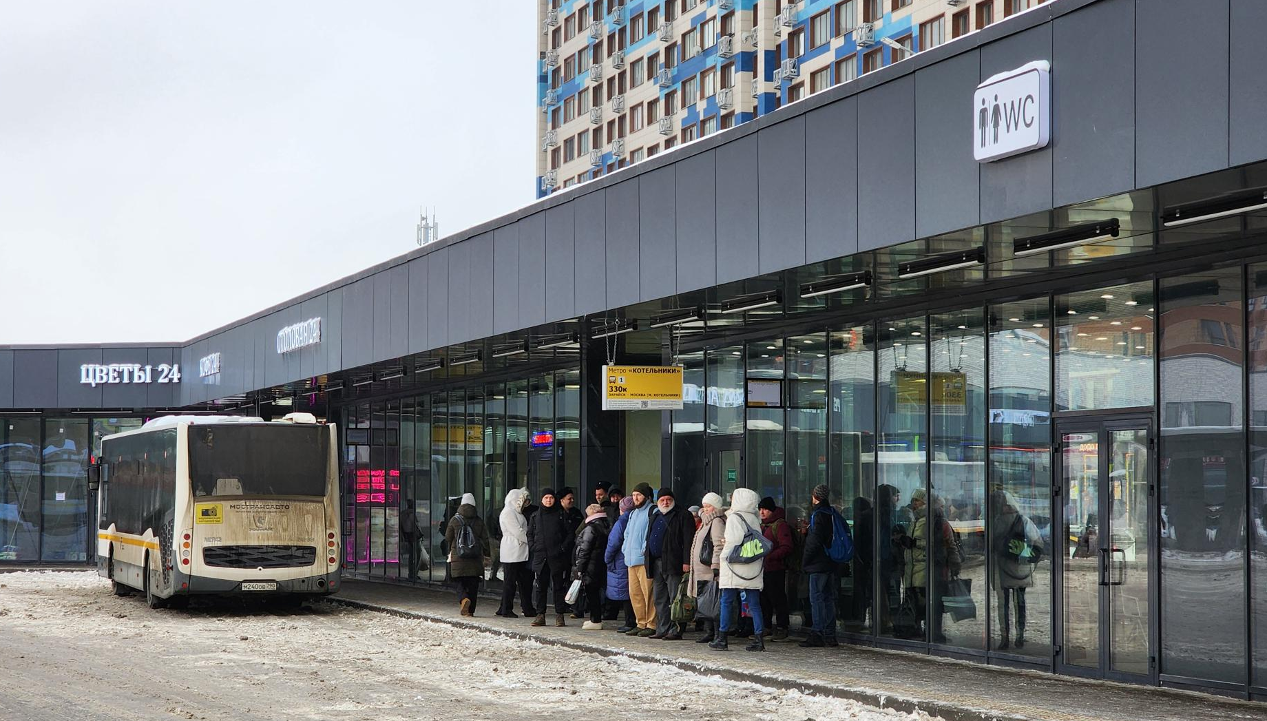 Комфортно и тепло: Люберчане могут подождать автобус в новом павильоне
