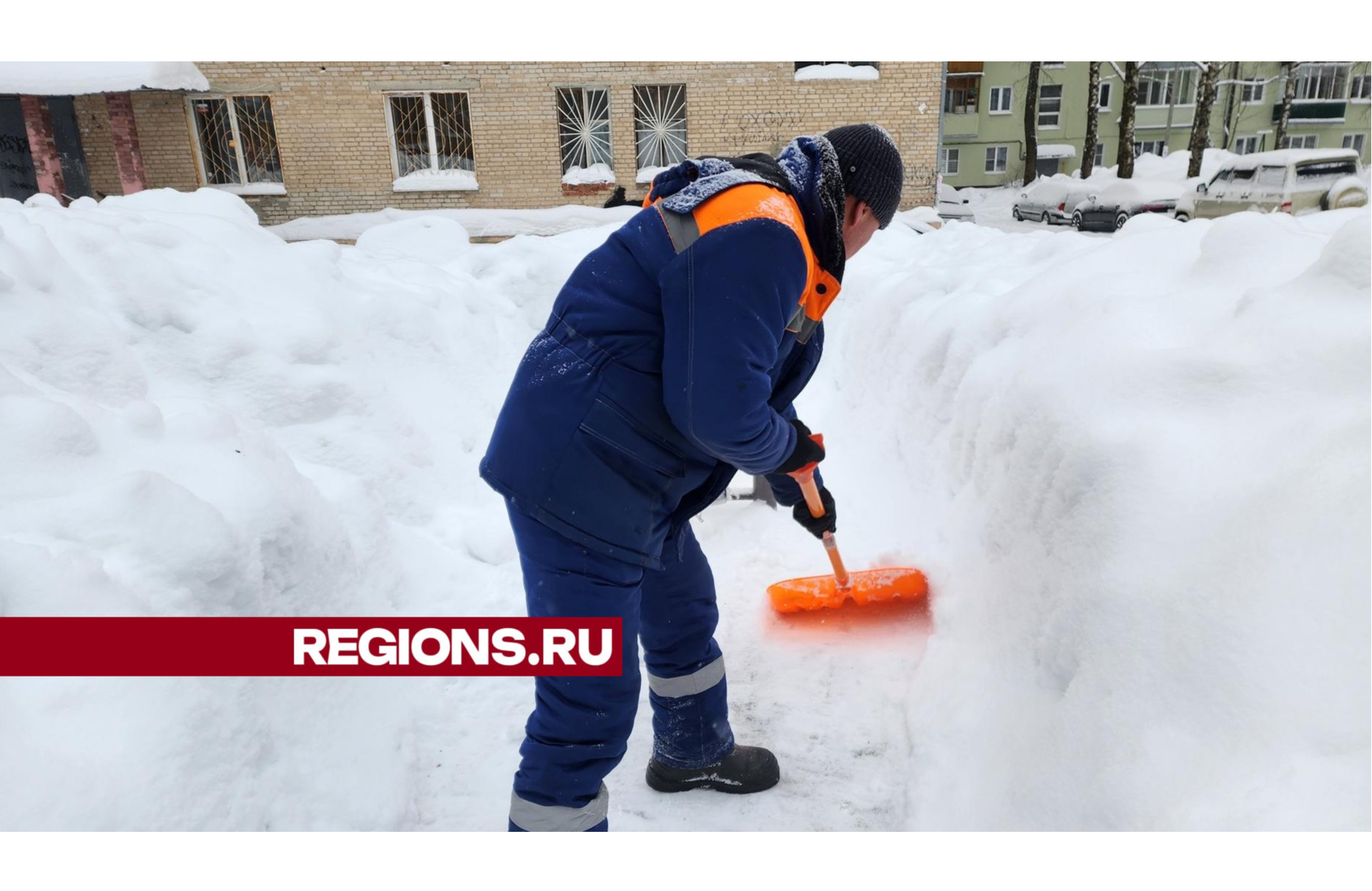 Коммунальные службы Красноармейска приступили к уборке снега на детских площадках
