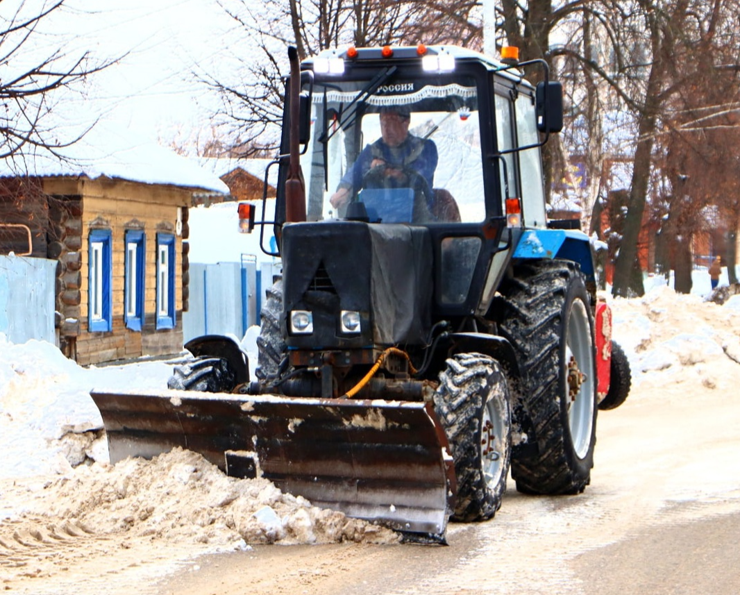 Коммунальные и дорожные службы Зарайска сегодня продолжают уборку снега