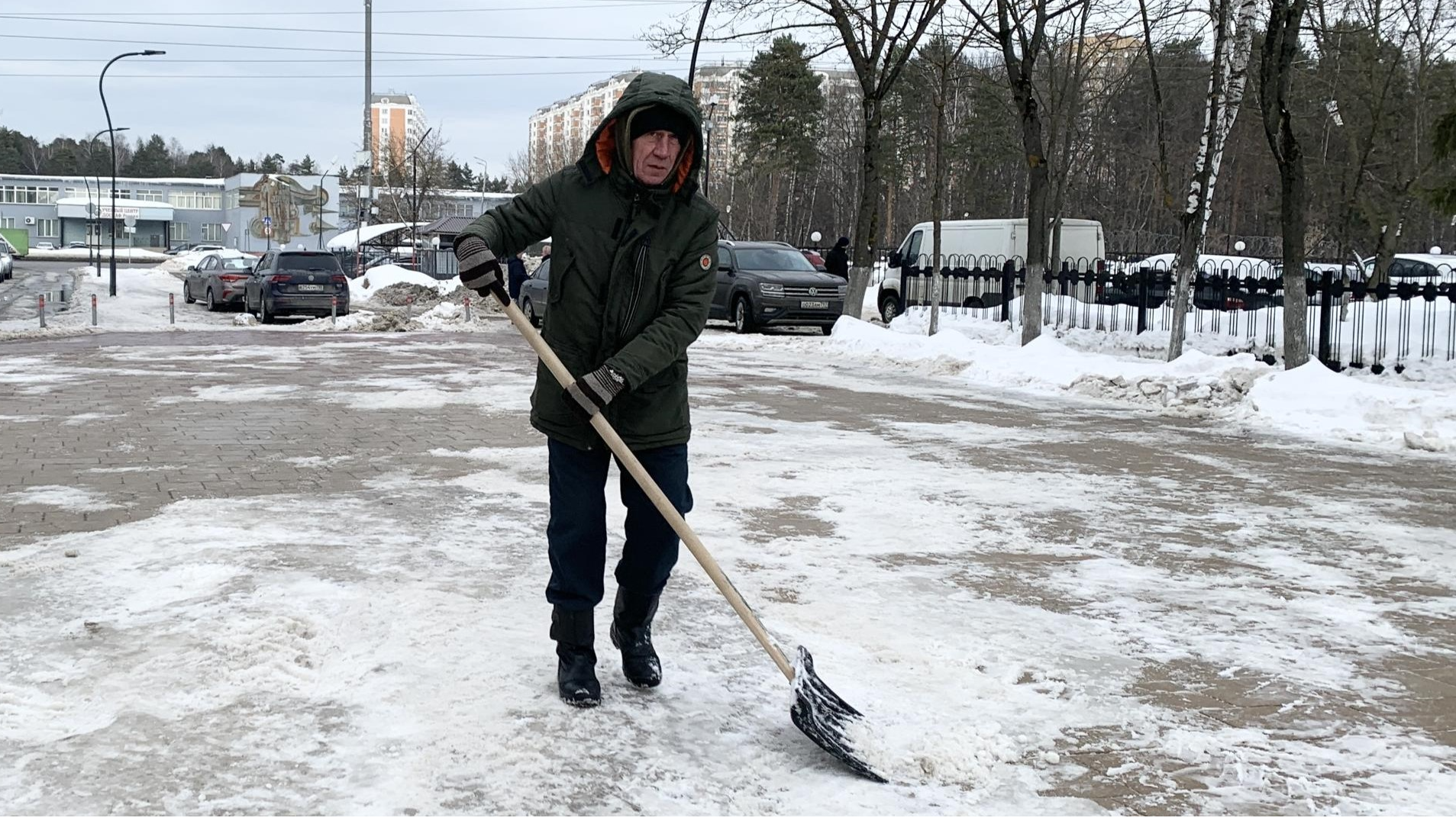 «Работаем с семи утра без перерыва»: коммунальщики рассказали, как чистят город перед началом таяния снега