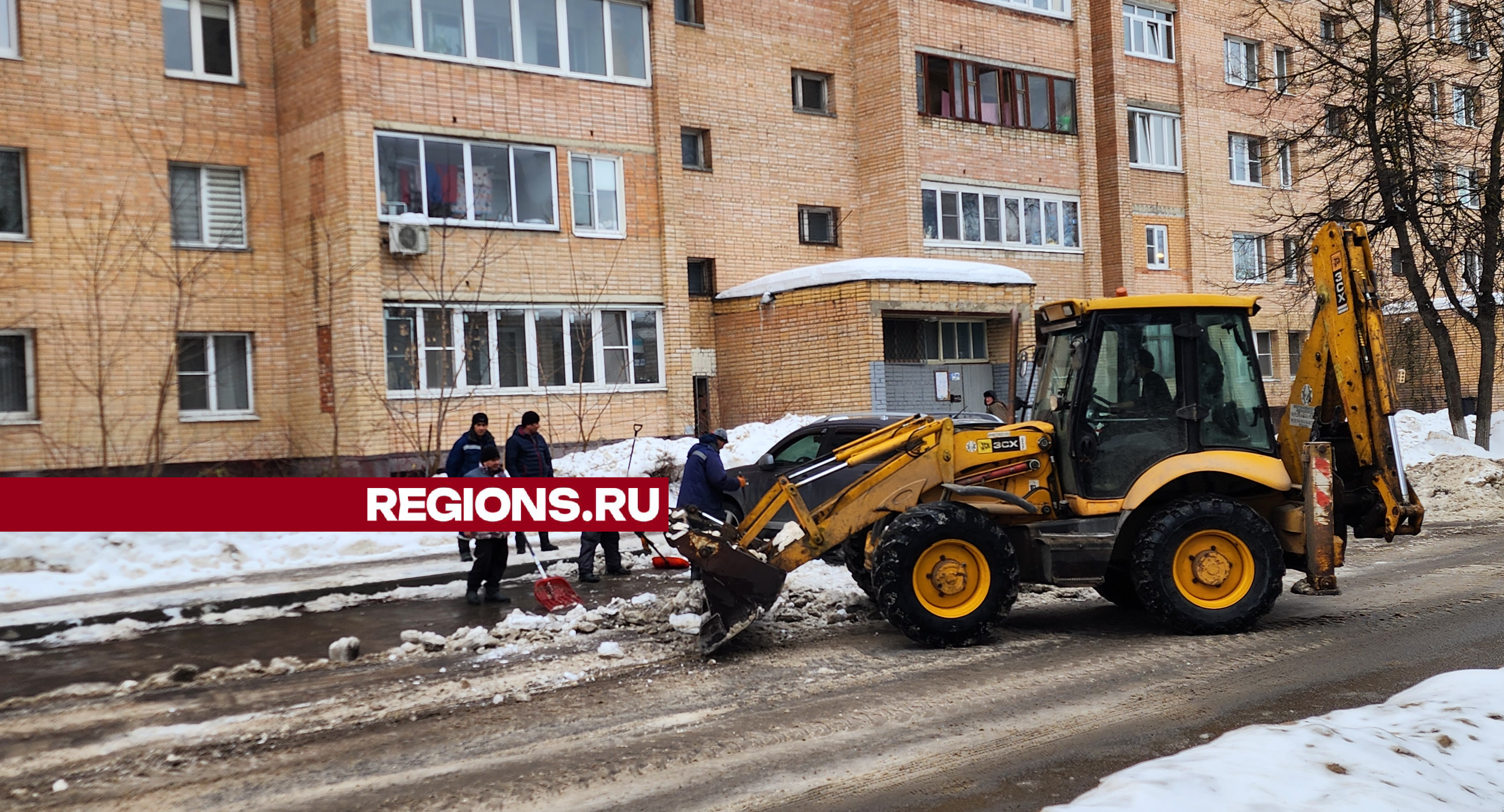Школьную улицу в Климовске очистили от снега и наледи