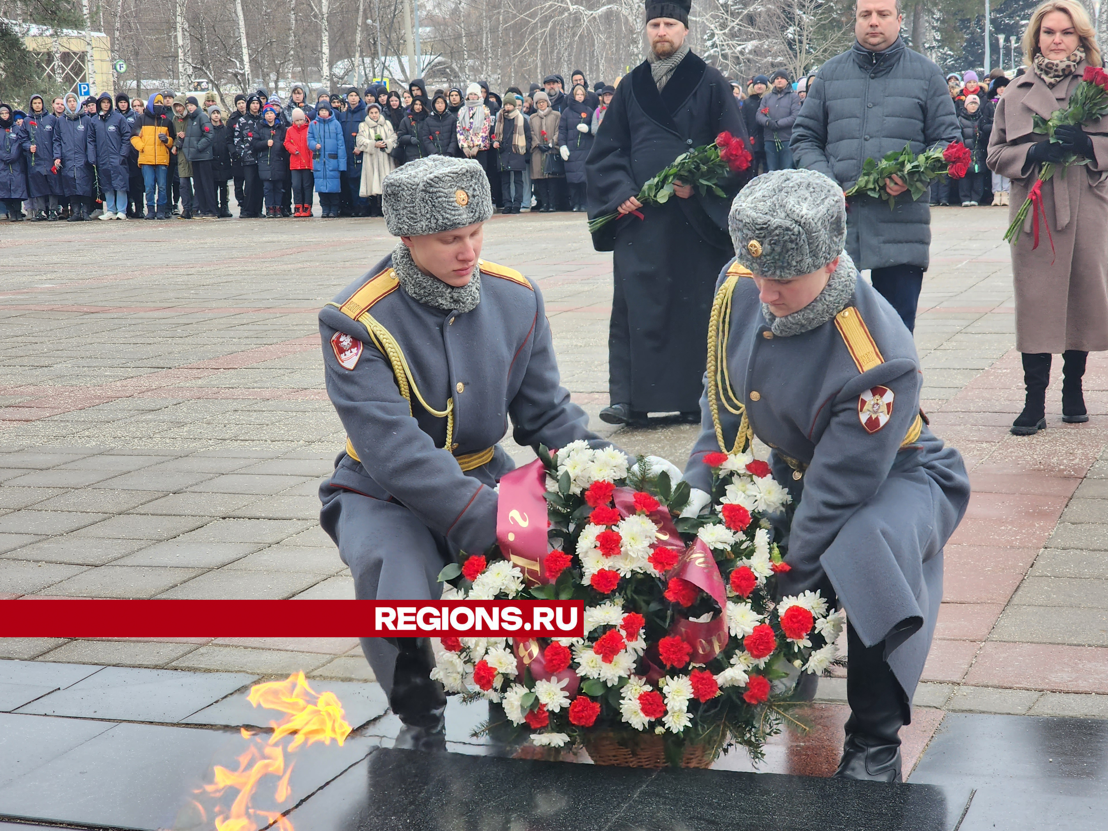 В Королеве возложили цветы к Мемориалу Славы в память погибших воинов в преддверии Дня защитника Отечества