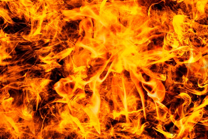 Иномарка полностью выгорела во дворе дома на Энтузиастов в Дубне