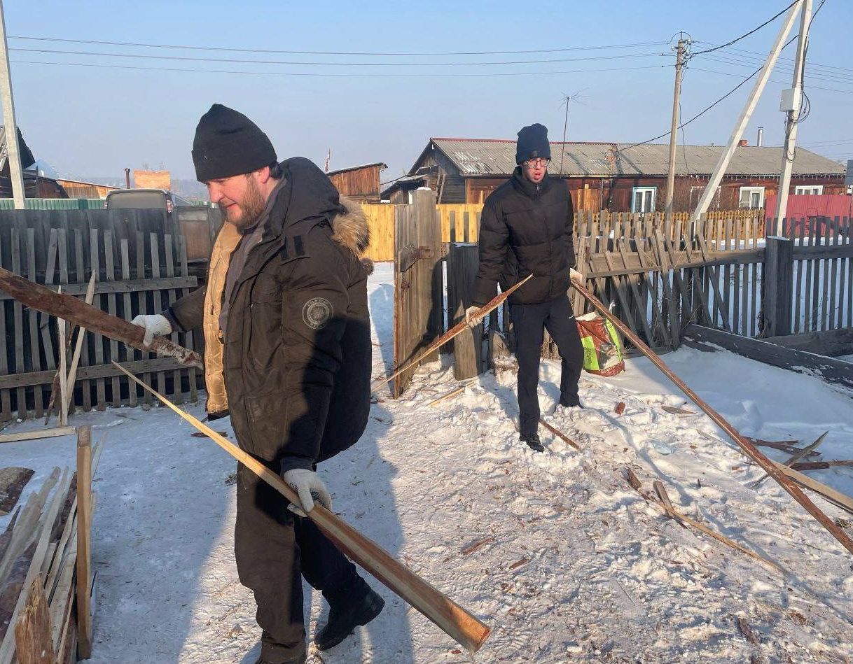 Волонтеры из Иркутска помогли заготовить на зиму дрова матери шатурского бойца