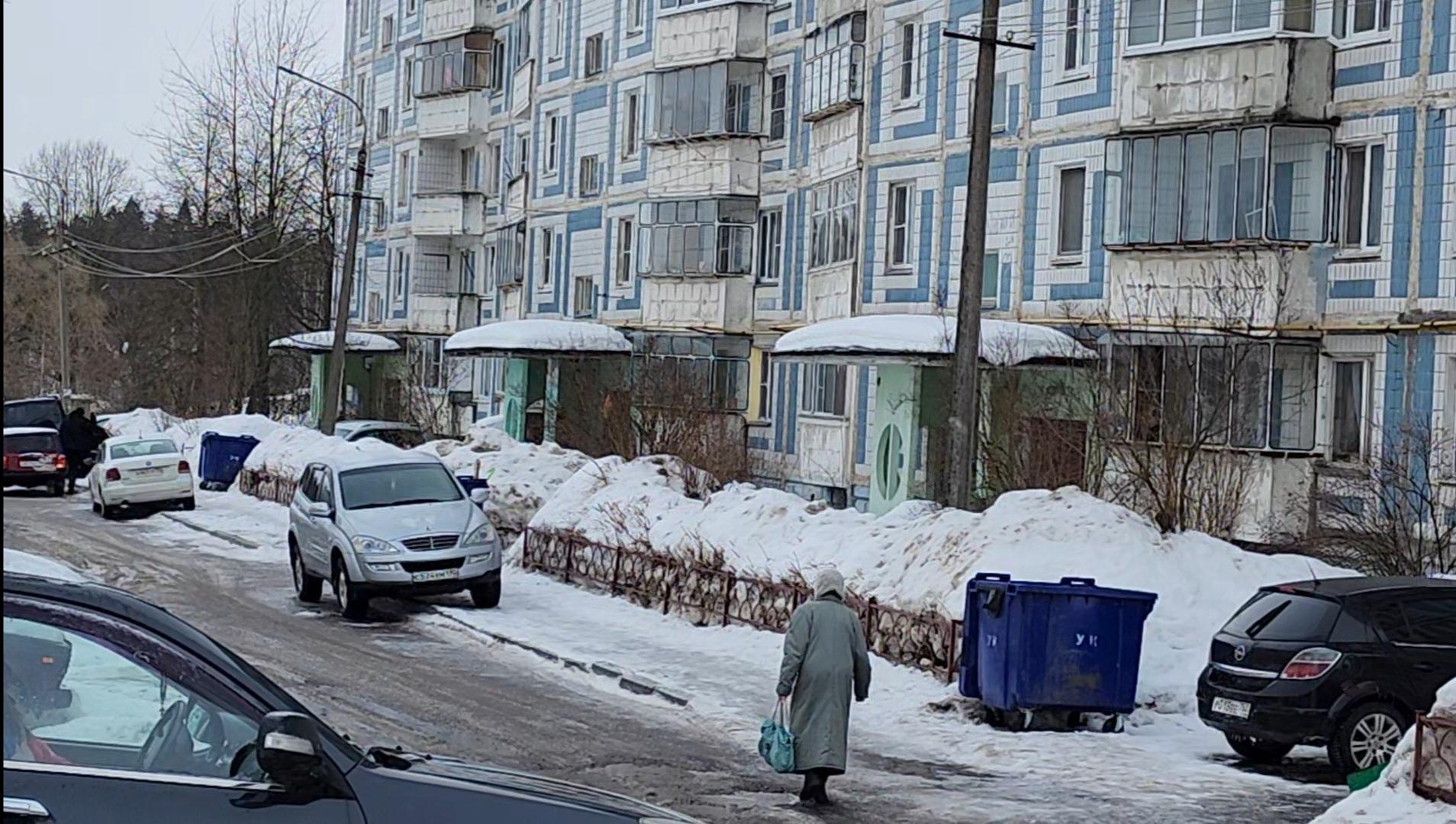 Чтобы не мешать вывозу мусора жителям одного из домов в Глебовском запретили оставлять машины во дворе