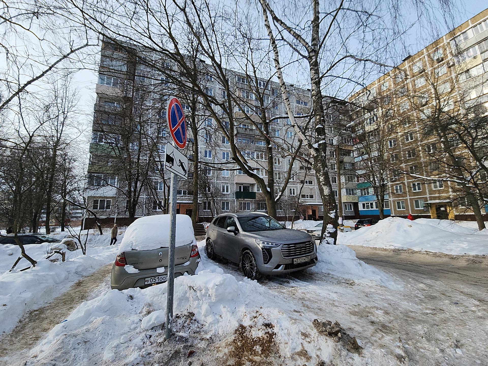 Запрет парковать автомобили у контейнерных площадок во дворах решит проблему с вывозом мусора