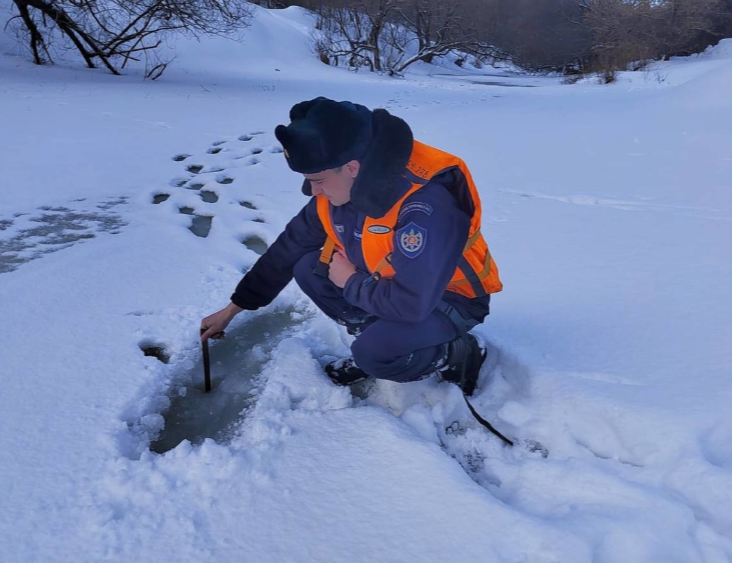Спасатели предупреждают, что толщина льда на реке Нара меньше допустимой нормы