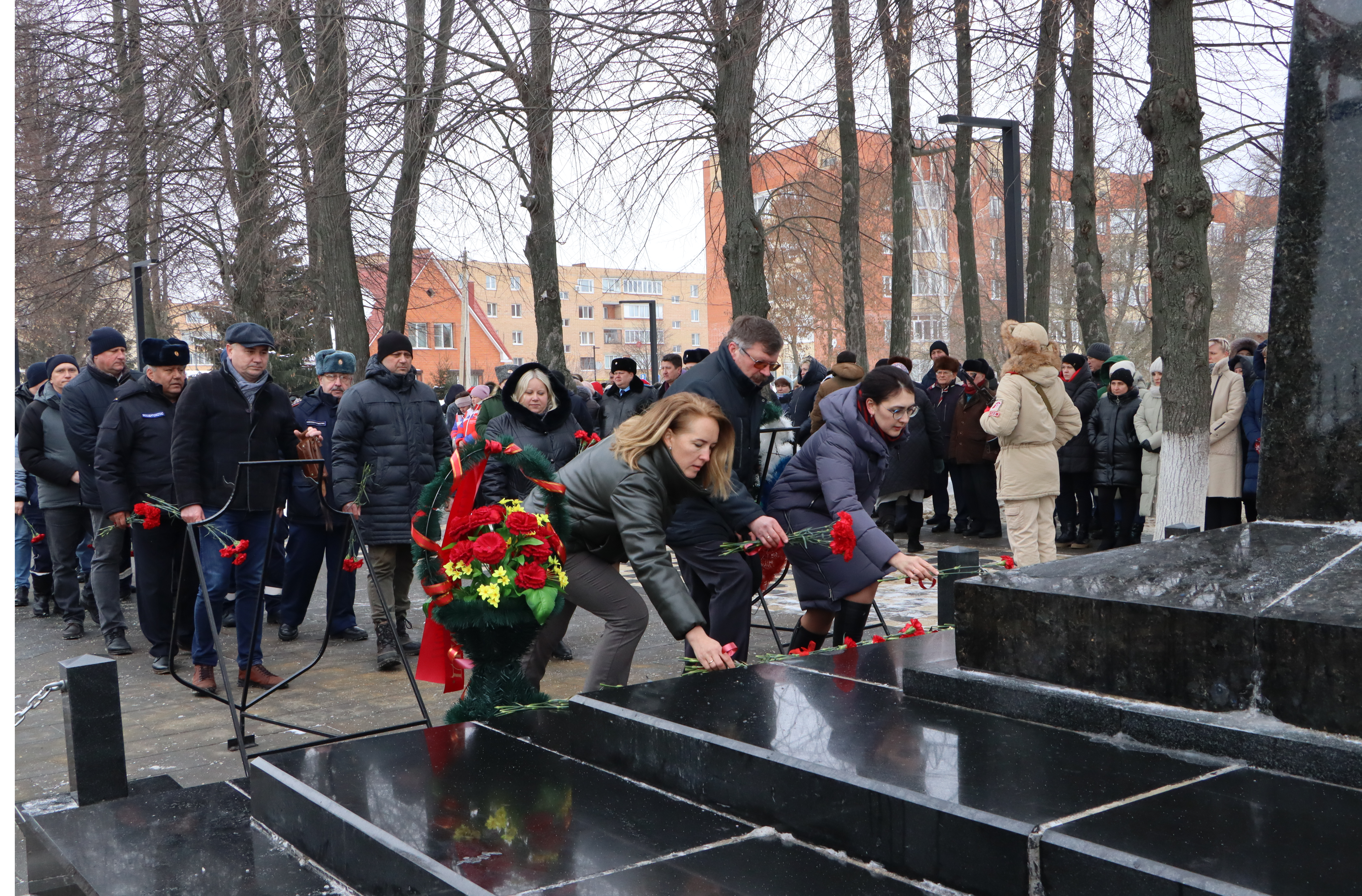 Скорбь, гвоздики и слезы на глазах: жители почтили память погибших защитников Отечества