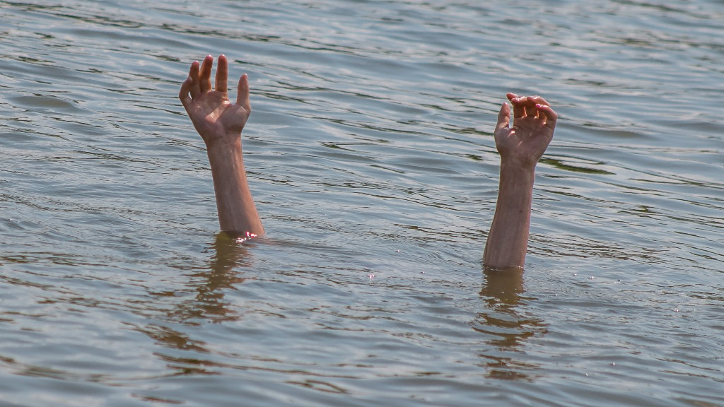 Умершего купаться. Тонущий человек. Люди купаются в реке.