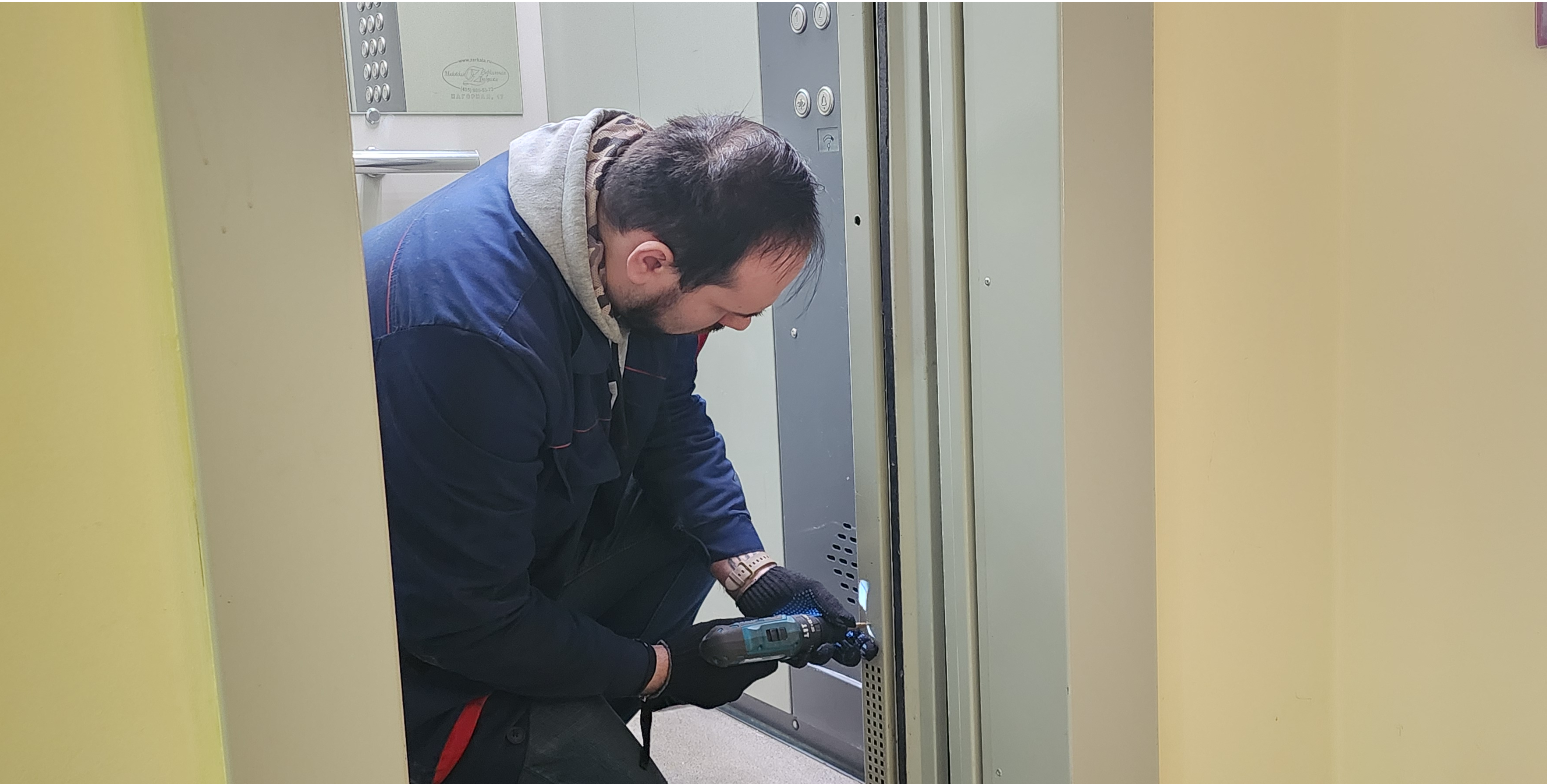 По заявкам жителей в Ленинском городском округе в феврале отремонтировали восемь лифтов