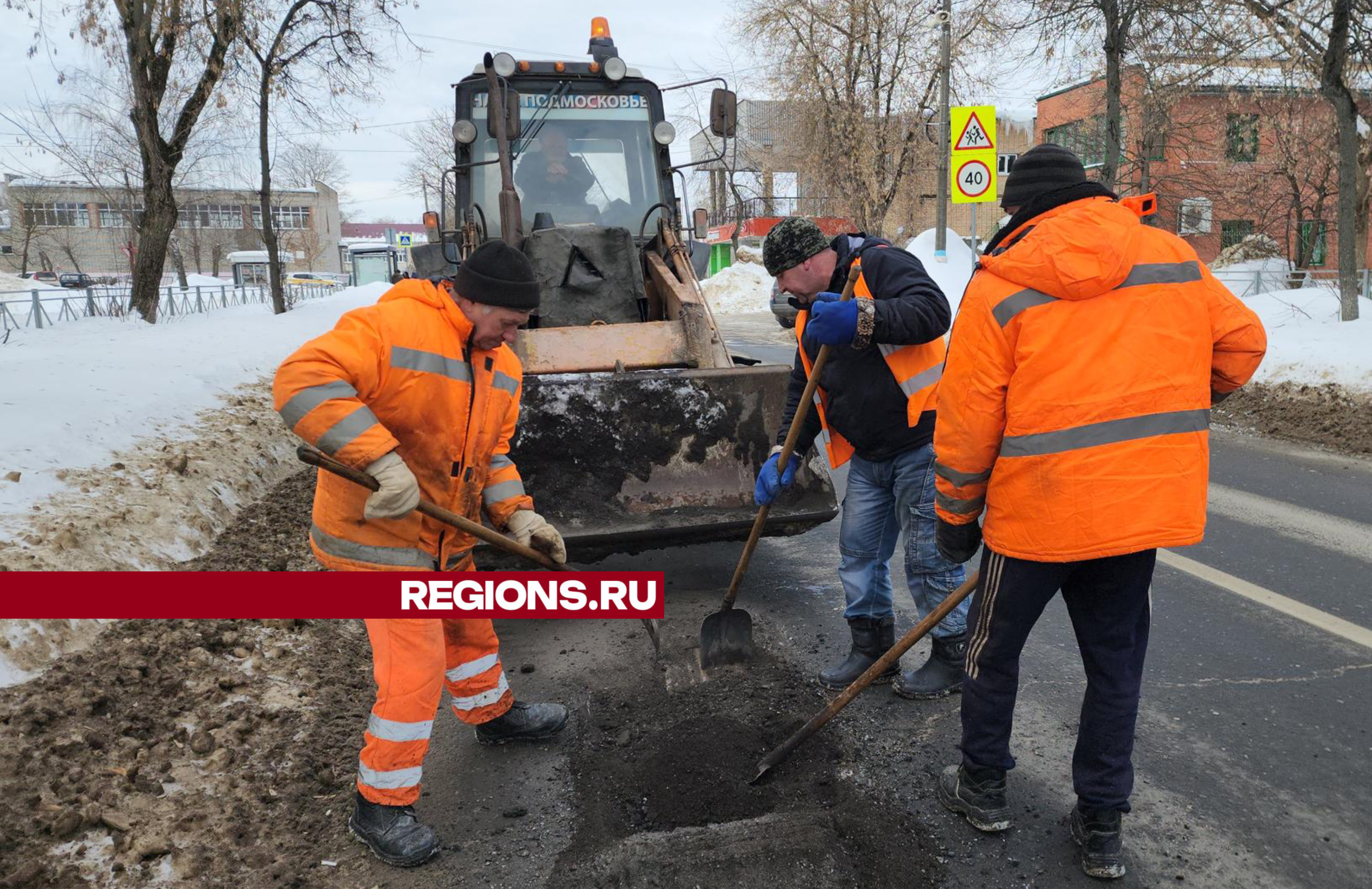 На проспекте Ильича в Шатуре дорожники приступили к ямочному ремонту