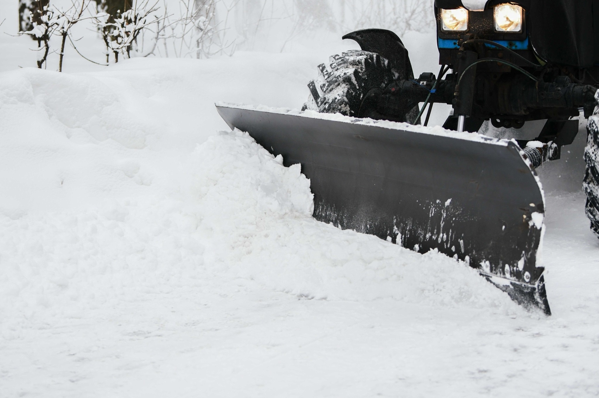 Расчищают от снега пешеходные зоны и тротуары: в Химках приступили к устранению последствий непогоды
