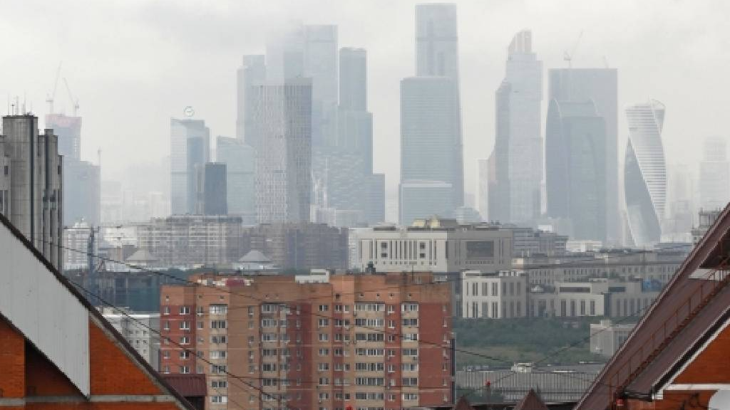 Жившая в подъезде многодетная москвичка не может вернуться в свою квартиру