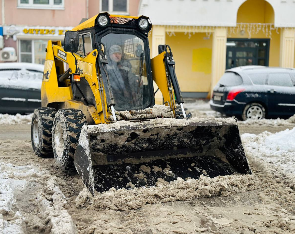 Почти 2000 специалистов убирают снег и наледь с улиц округа