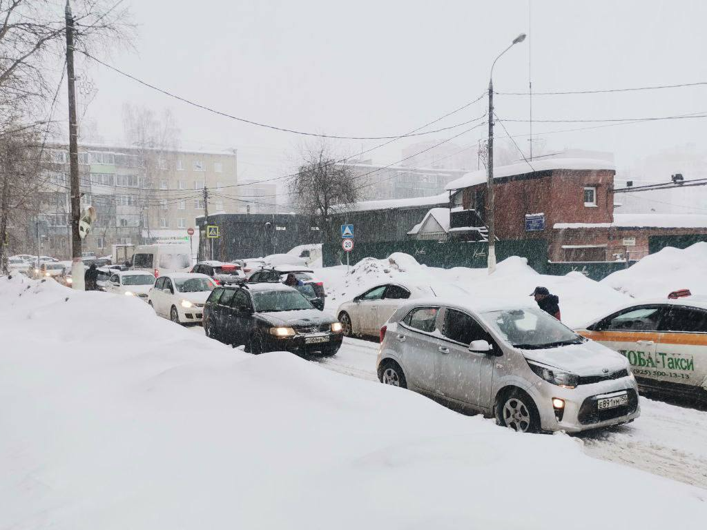 Лучше пересесть на общественный транспорт: из-за снегопада дороги округа  сковали 8-бальные пробки | REGIONS.RU / Химки