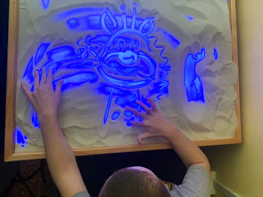 Песочную терапию освоили в Семейном центре «Чеховский»