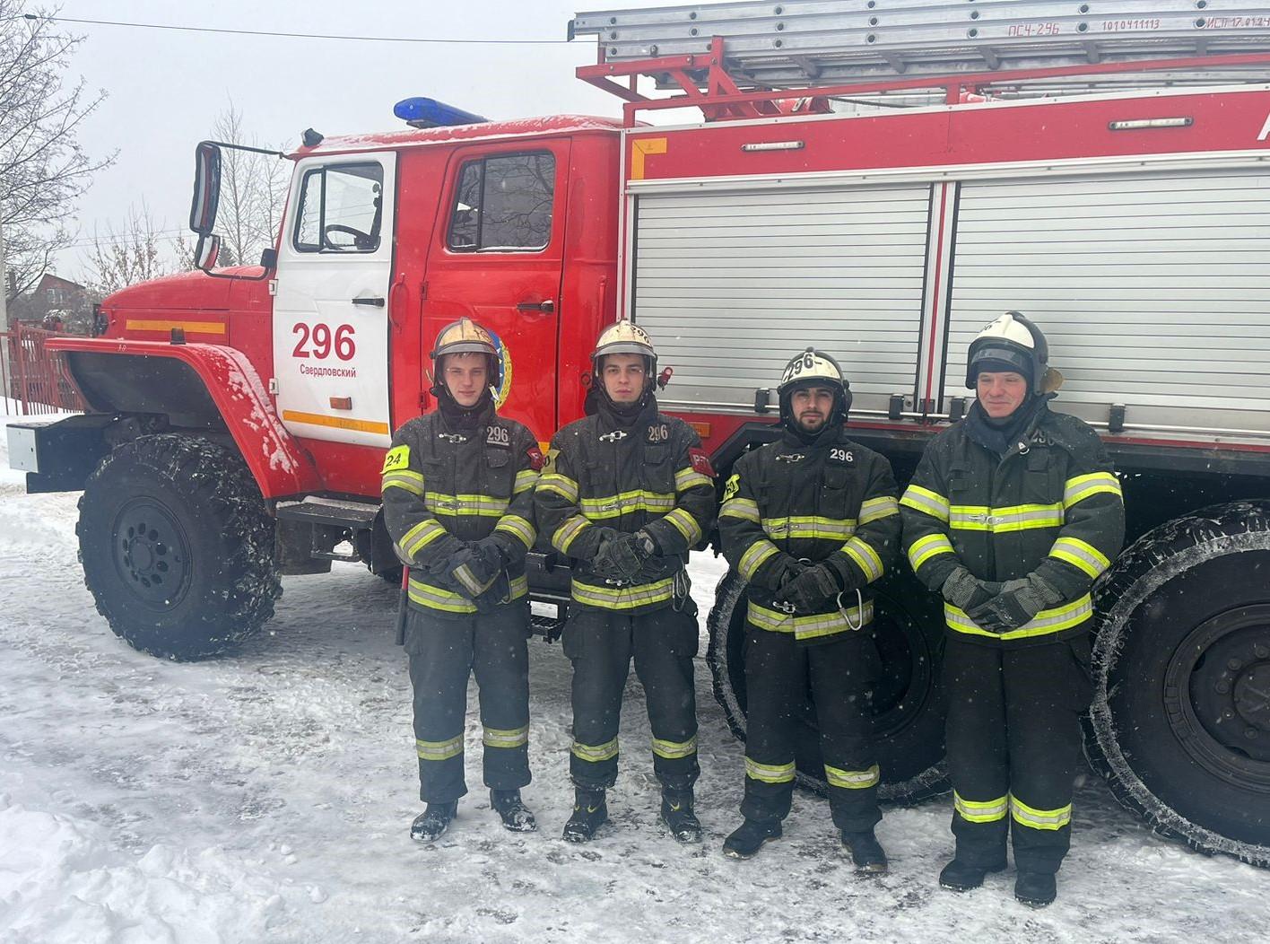 Женщина поблагодарила пожарных за спасение сына