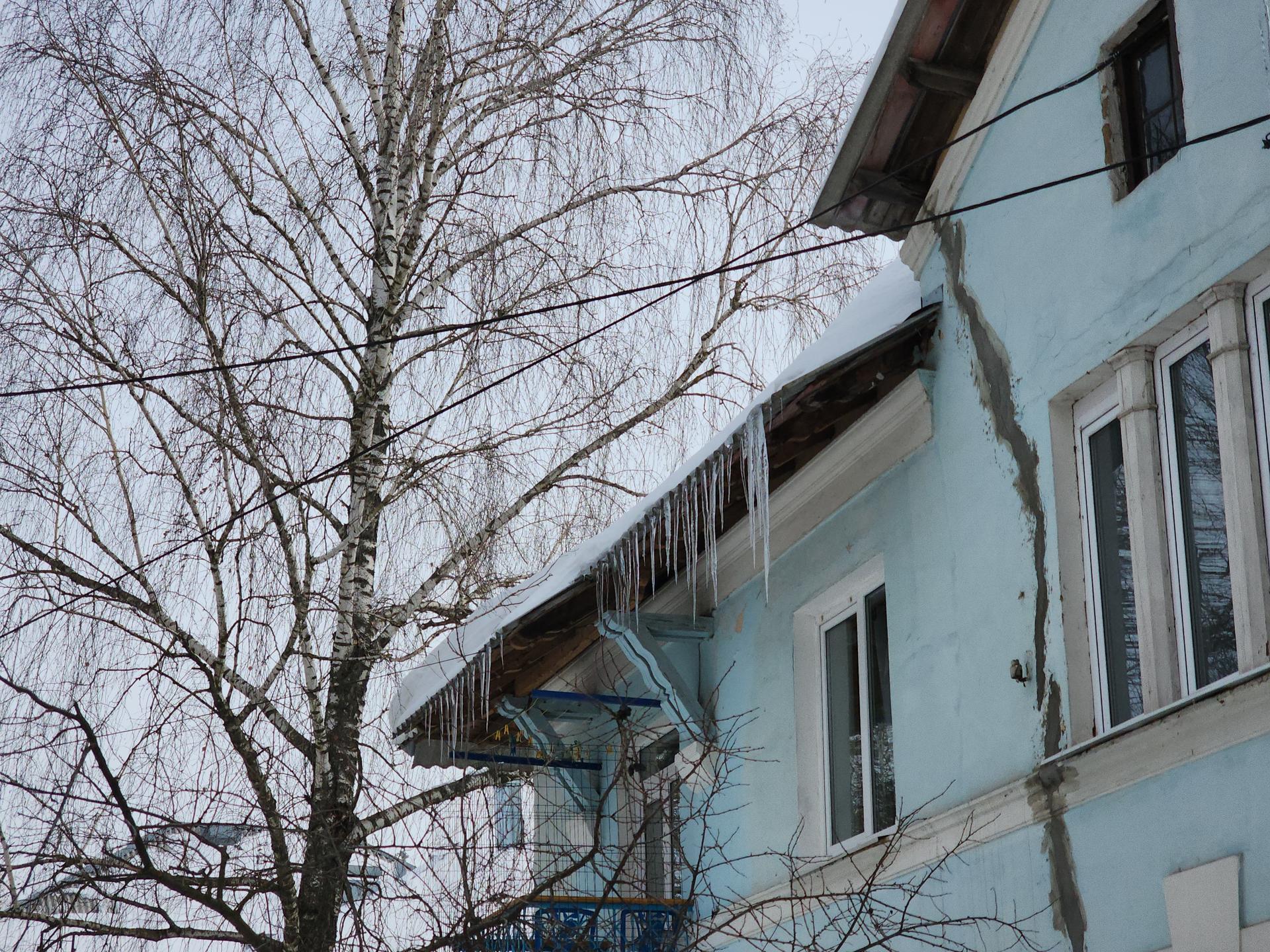 Крыши домов по улицам Чкалова и Суворова очистили от сосулек и снежных навесов