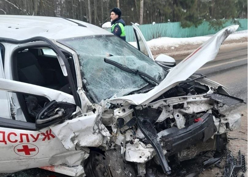 На дороге между Можайском и Рузой лоб в лоб столкнулись два автомобиля