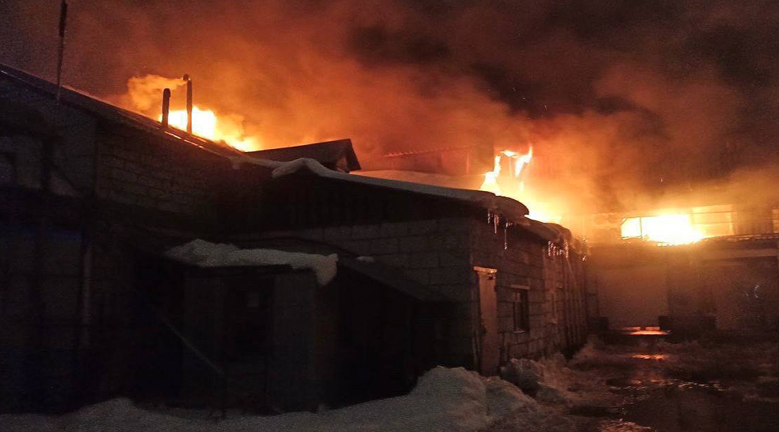 Пожарные и МЧС тушат крупный пожар на территории мясного предприятия в Пушкино