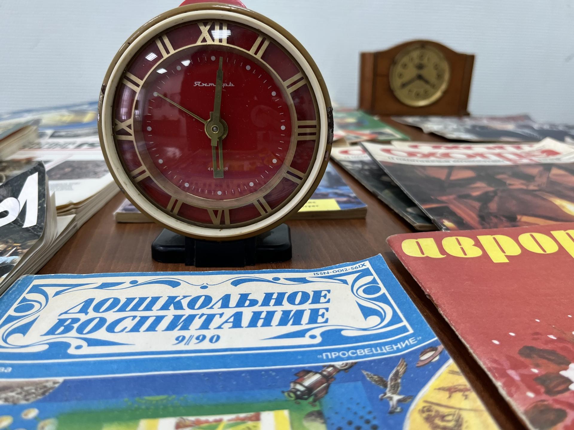 В Верейском музее представили уникальные журналы, газеты и часы ХХ века