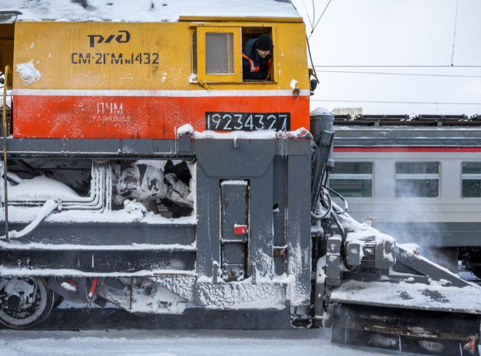 В Подмосковье железнодорожники активно очищают пути от навалов снега