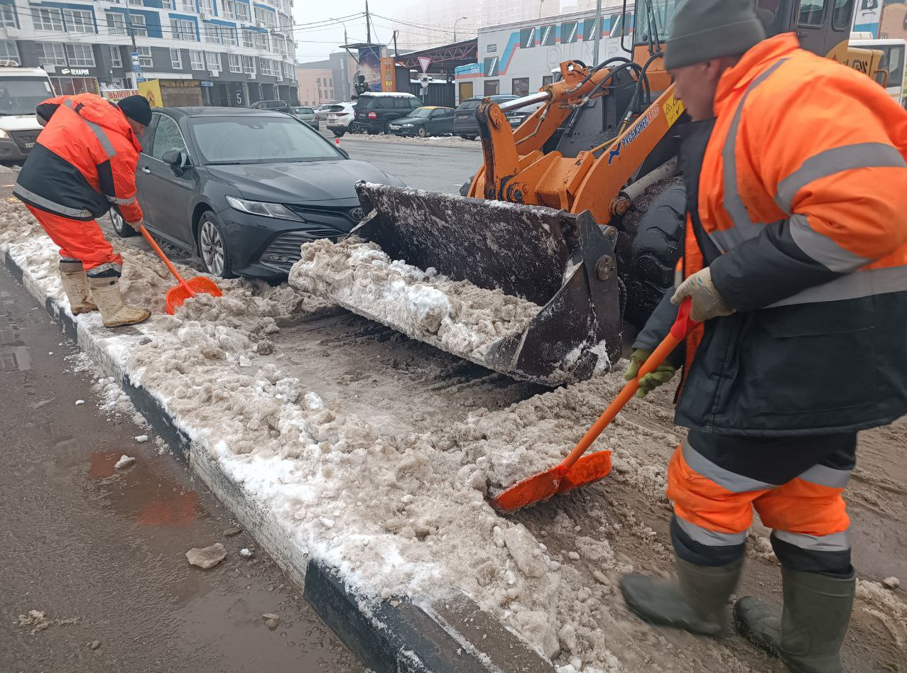 Автовладельцев просят убрать машины на время уборки снега