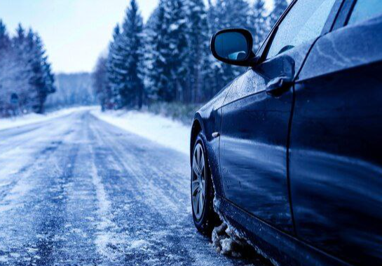 Автолюбителям рекомендуют в снегопад не выезжать на машине из дома