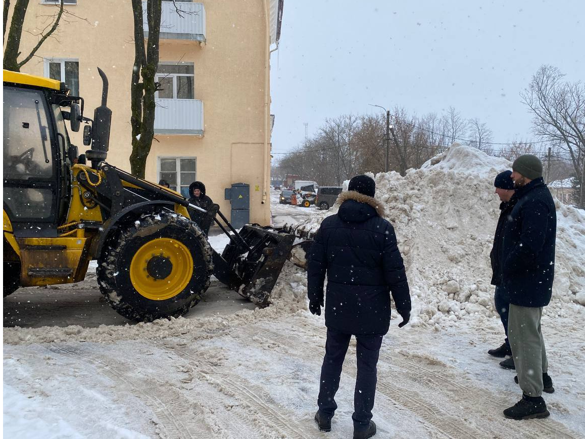 Расчистку и вывоз снега не прекращают в Чехове и округе | REGIONS.RU / Чехов