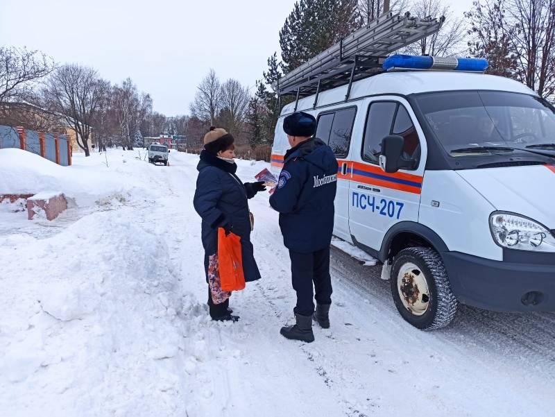 Начальник пожарной службы рассказал, для чего огнеборцы и спасатели подходят на улице к жителям