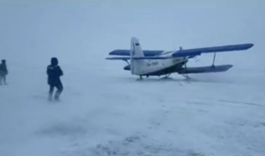 На Ямале Ан-2 устроил адский дрифт, сбив фонарь и чудом сев на заснеженное летное поле