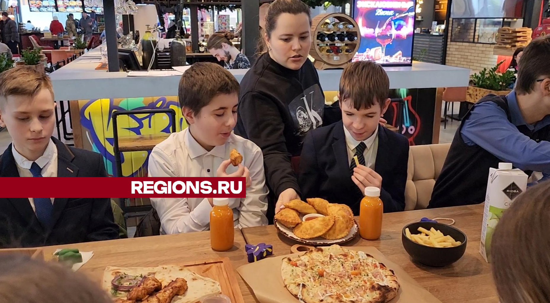 Пицца, пиде и пахлава: подольский фудхолл угостил волонтеров блюдами разных стран мира