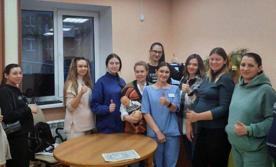 Будущие мамы Пушкинского округа научились грудному вскармливанию на занятии «Школы»