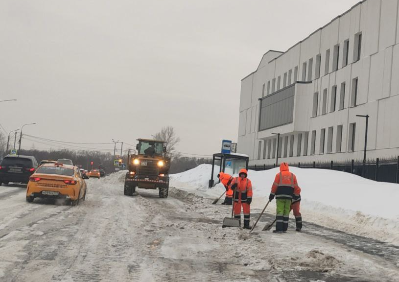 В Долгопрудном продолжаются работы по уборке снега с городских улиц
