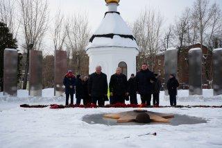 Ветераны внутренних войск возложили цветы к Мемориалу славы в Реутове