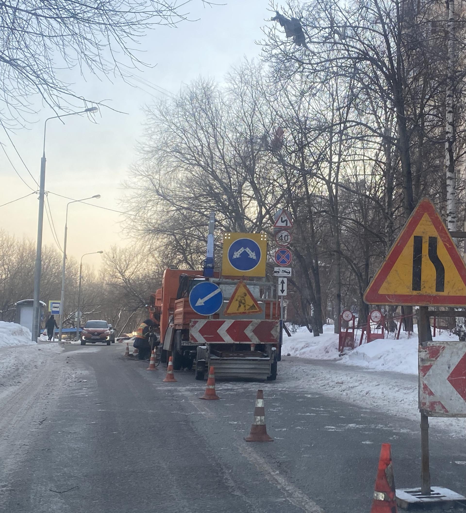Специалисты «Мосавтодора» очистили остановочный пункт на улице Академика Горячкина