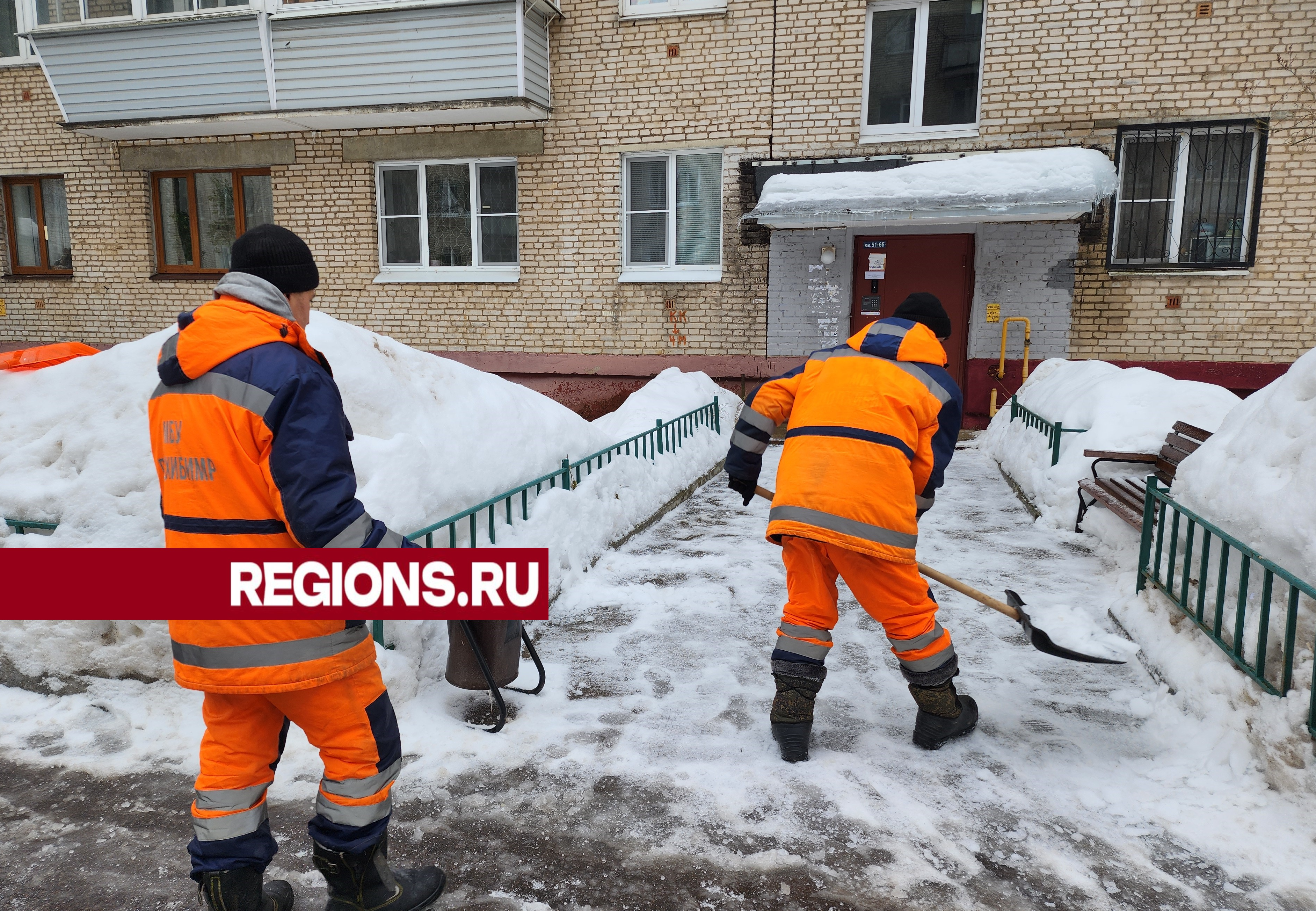 На борьбу с последствиями ледяного дождя в Истре вышли 157 коммунальщиков
