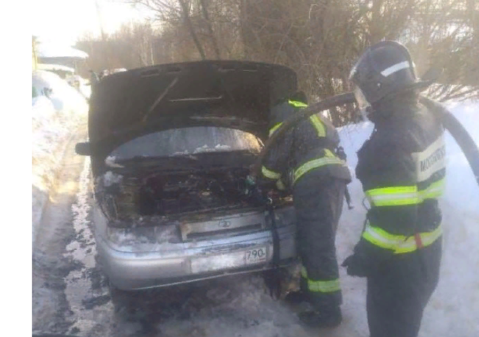 В деревне Кудыкино спасатели потушили горящий автомобиль