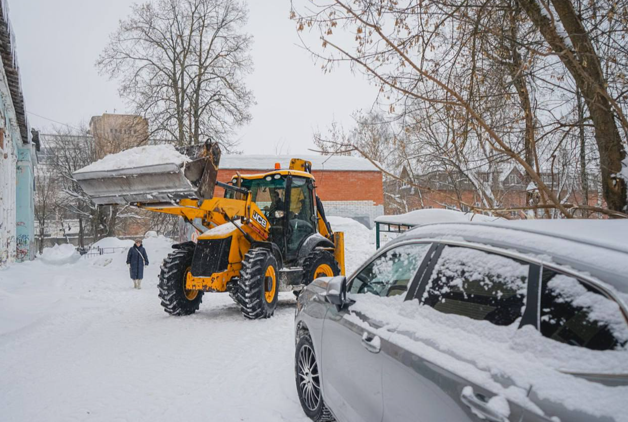 Глава округа назвал адреса, по которым во вторник работает снегоуборочная техника