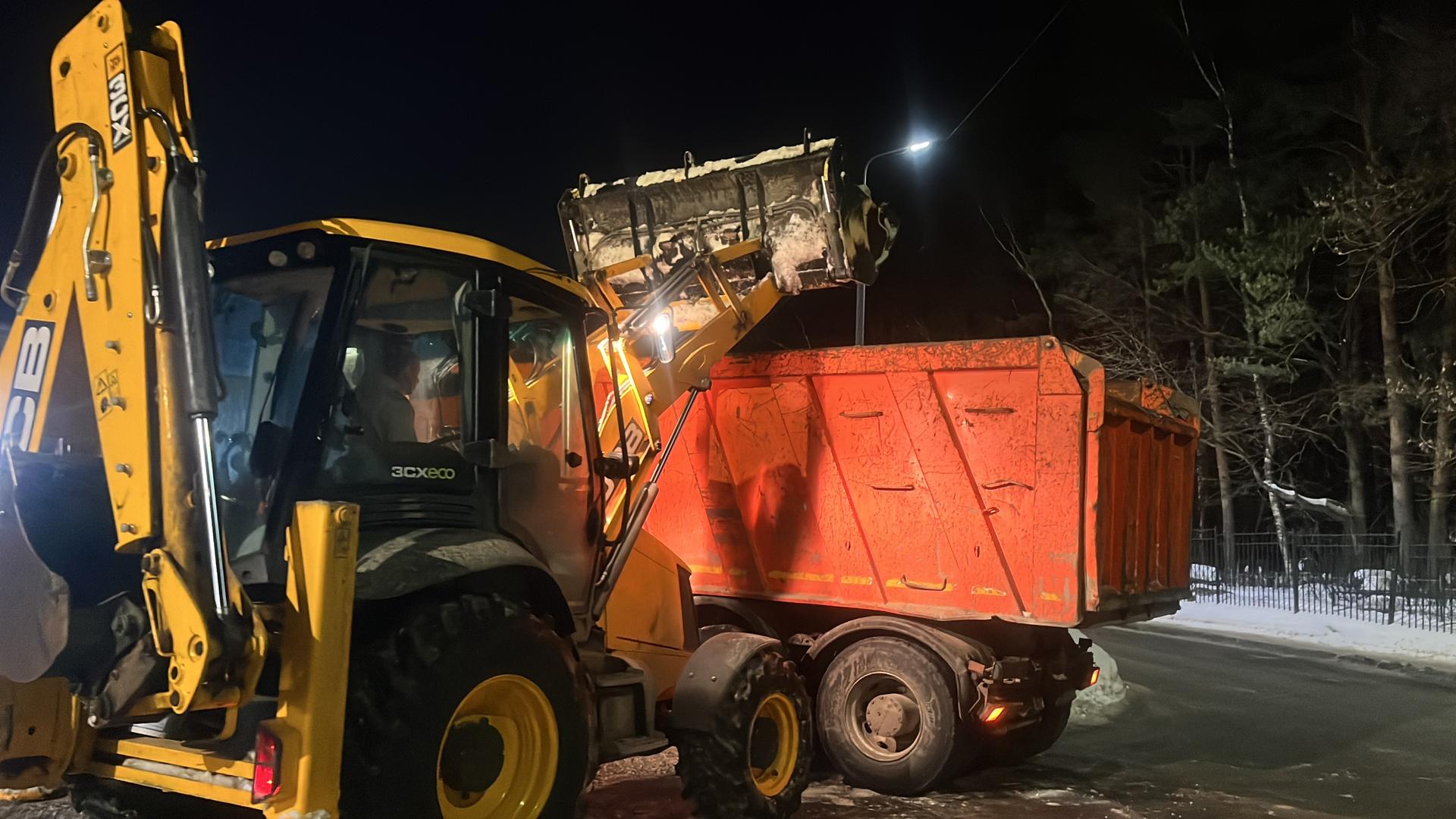 Коммунальные службы круглосуточно чистят снег на улице 40 лет Победы