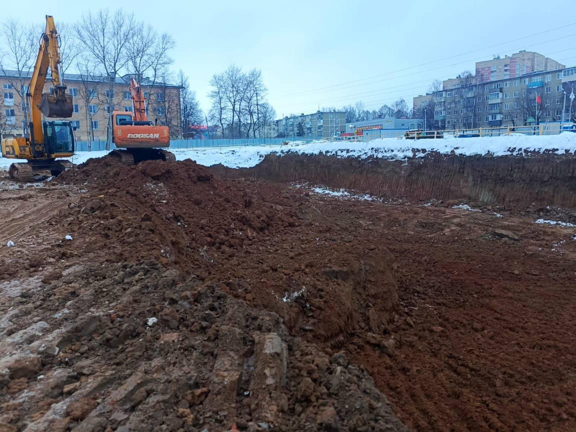 Фундамент с кабельными линиями будущей детской поликлиники строят в Чехове