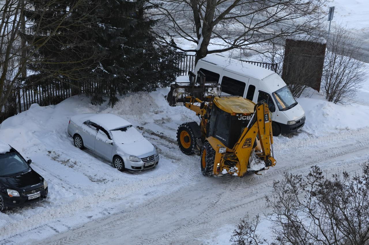 Сотни кубометров снега вывезли коммунальщики на специальные снегосвалки