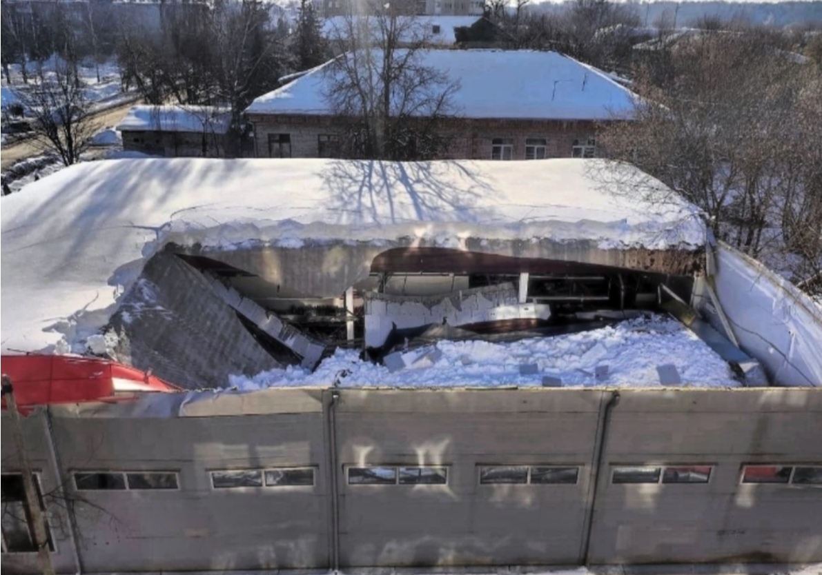 Крыша магазина в Старой Купавне рухнула под тяжестью снега