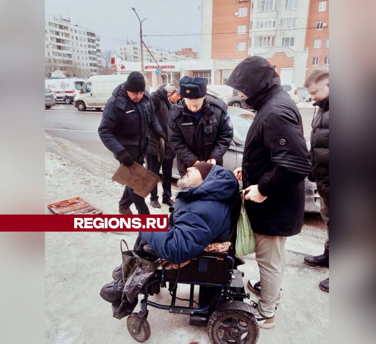 В Орехово-Зуеве мужчину на инвалидной коляске спасали всем миром